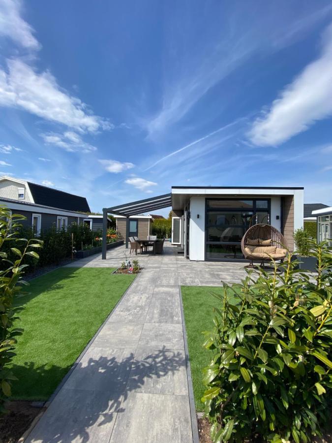 Luxus Cube Ferienhaus Chalet Am See Mit Schwimmbad In Lathum Nl Exteriör bild