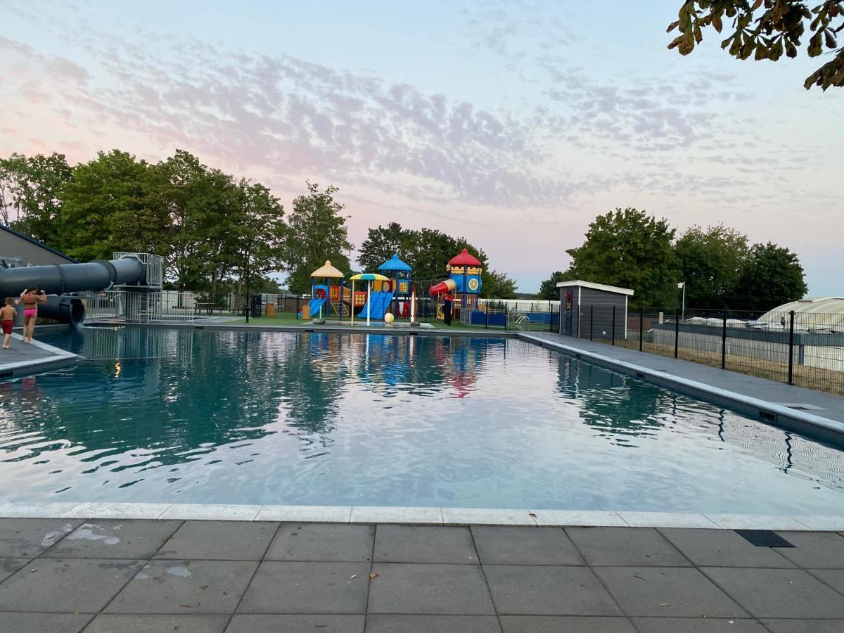 Luxus Cube Ferienhaus Chalet Am See Mit Schwimmbad In Lathum Nl Exteriör bild