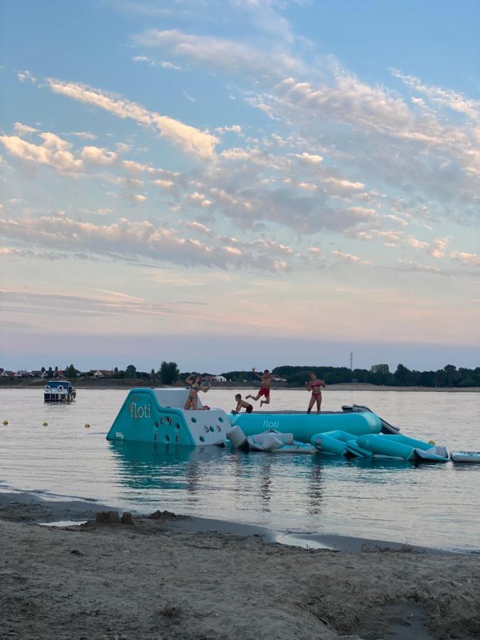 Luxus Cube Ferienhaus Chalet Am See Mit Schwimmbad In Lathum Nl Exteriör bild