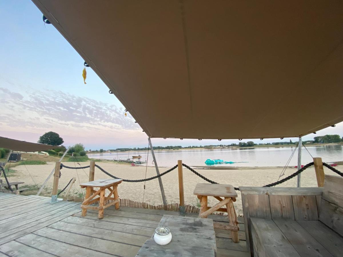 Luxus Cube Ferienhaus Chalet Am See Mit Schwimmbad In Lathum Nl Exteriör bild