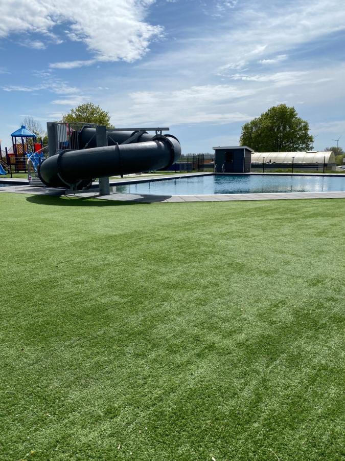 Luxus Cube Ferienhaus Chalet Am See Mit Schwimmbad In Lathum Nl Exteriör bild