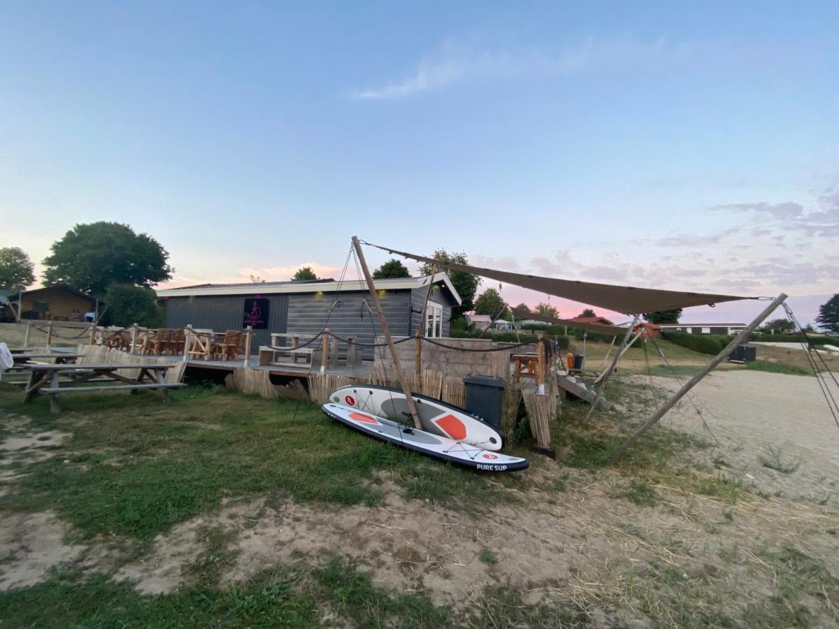 Luxus Cube Ferienhaus Chalet Am See Mit Schwimmbad In Lathum Nl Exteriör bild