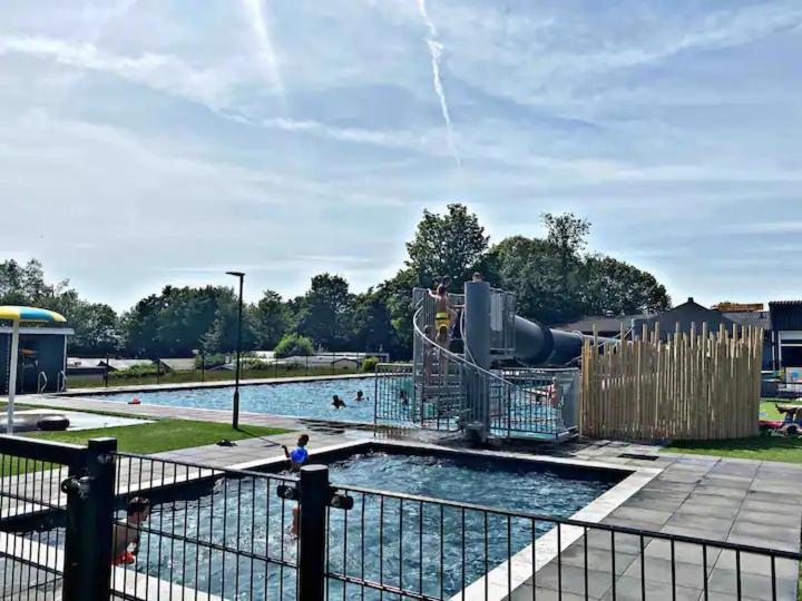 Luxus Cube Ferienhaus Chalet Am See Mit Schwimmbad In Lathum Nl Exteriör bild